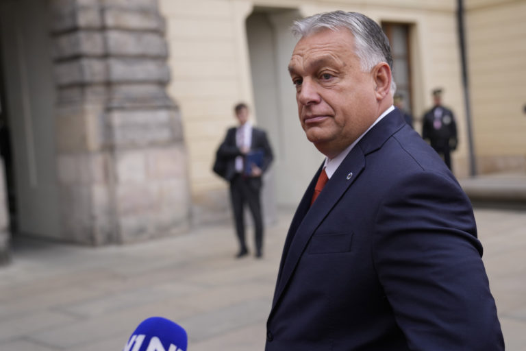Na pohrebe Miklósa Duraya v Lučenci sa zúčastnil aj Viktor Orbán