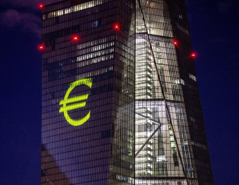 Guvernér ECB: Banka chce držať úrokové sadzby na súčasnej úrovni dostatočne dlho