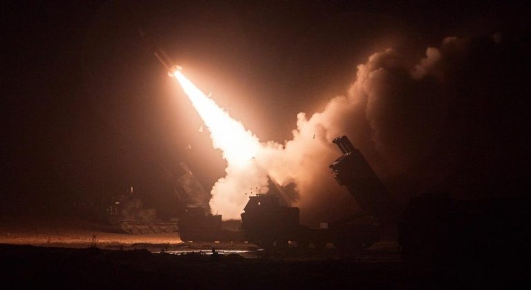 USA poskytnú Ukrajine rakety ATACMS vyzbrojené kazetovou muníciou, tvrdí Washington Post
