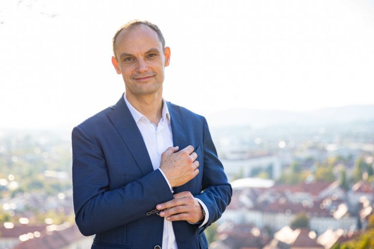 Slovinsko: Do druhého kola prezidentských volieb mieria Logar a Pircová Musarová