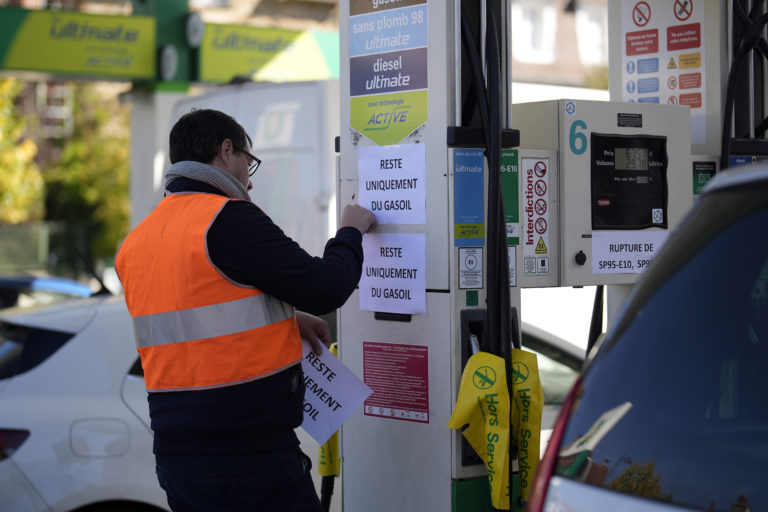 Vo Francúzsku pokračujú štrajky v rafinériách a skladoch pohonných látok