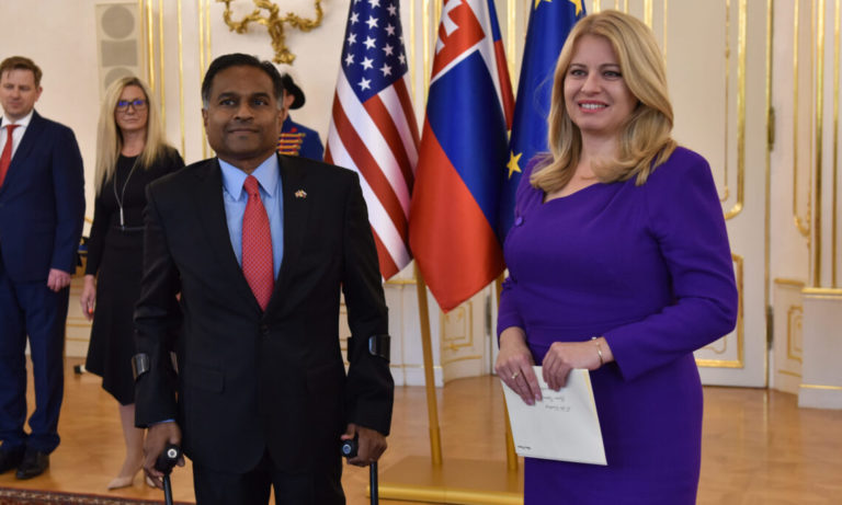 Nový americký veľvyslanec Gautam Rana a Zuzana Čaputová. Foto: Veľvyslanectvo USA na Slovensku