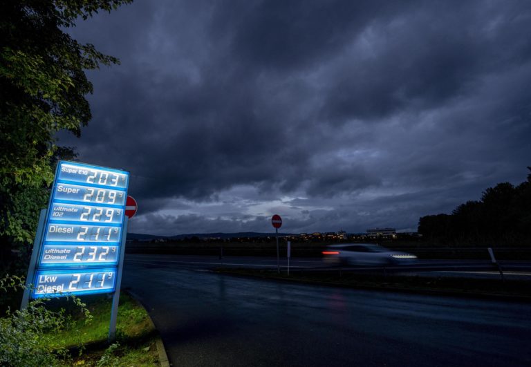 Štrajk za vyššie platy vo Francúzsku  obmedzil zásobovanie čerpacích staníc