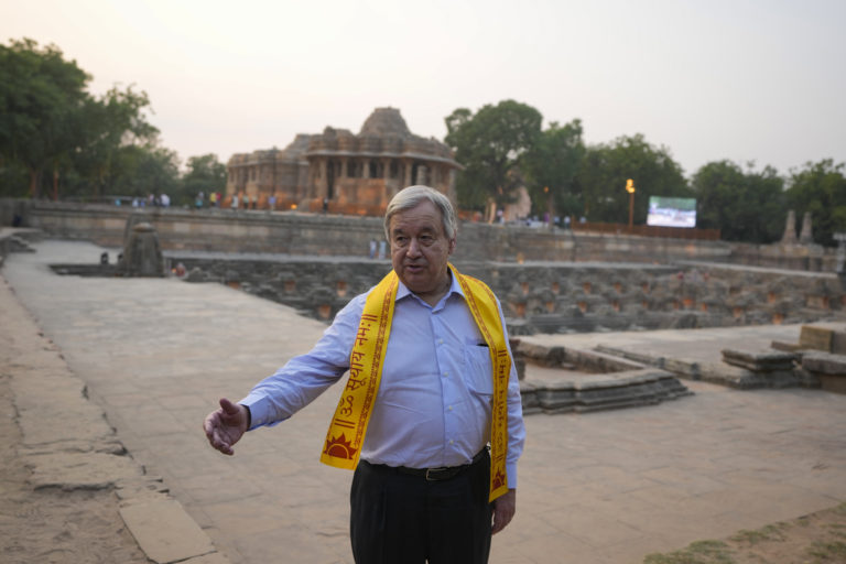 Spoliehať sa ďalej na fosílne palivá je hlúpe, uviedol Guterres