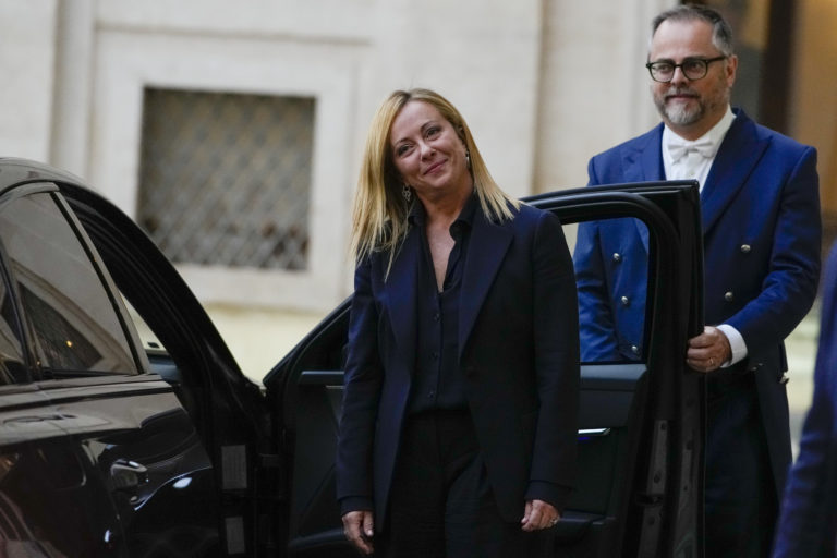 Na snímke predsedníčka strany Bratia Talianska (FdI) Giorgia Meloniová odchádza z Prezidentského paláca po tom, čo ju taliansky prezident Sergio Mattarella poveril zostavením novej vlády v Ríme 21. októbra 2022. Foto: TASR/AP