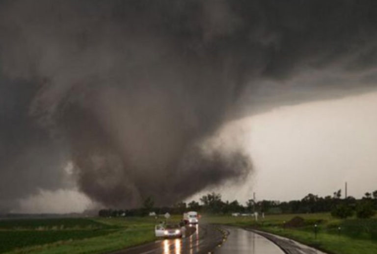 Francúzsko: Minitornádo spôsobilo výpadky prúdu a škody na desiatkach domov