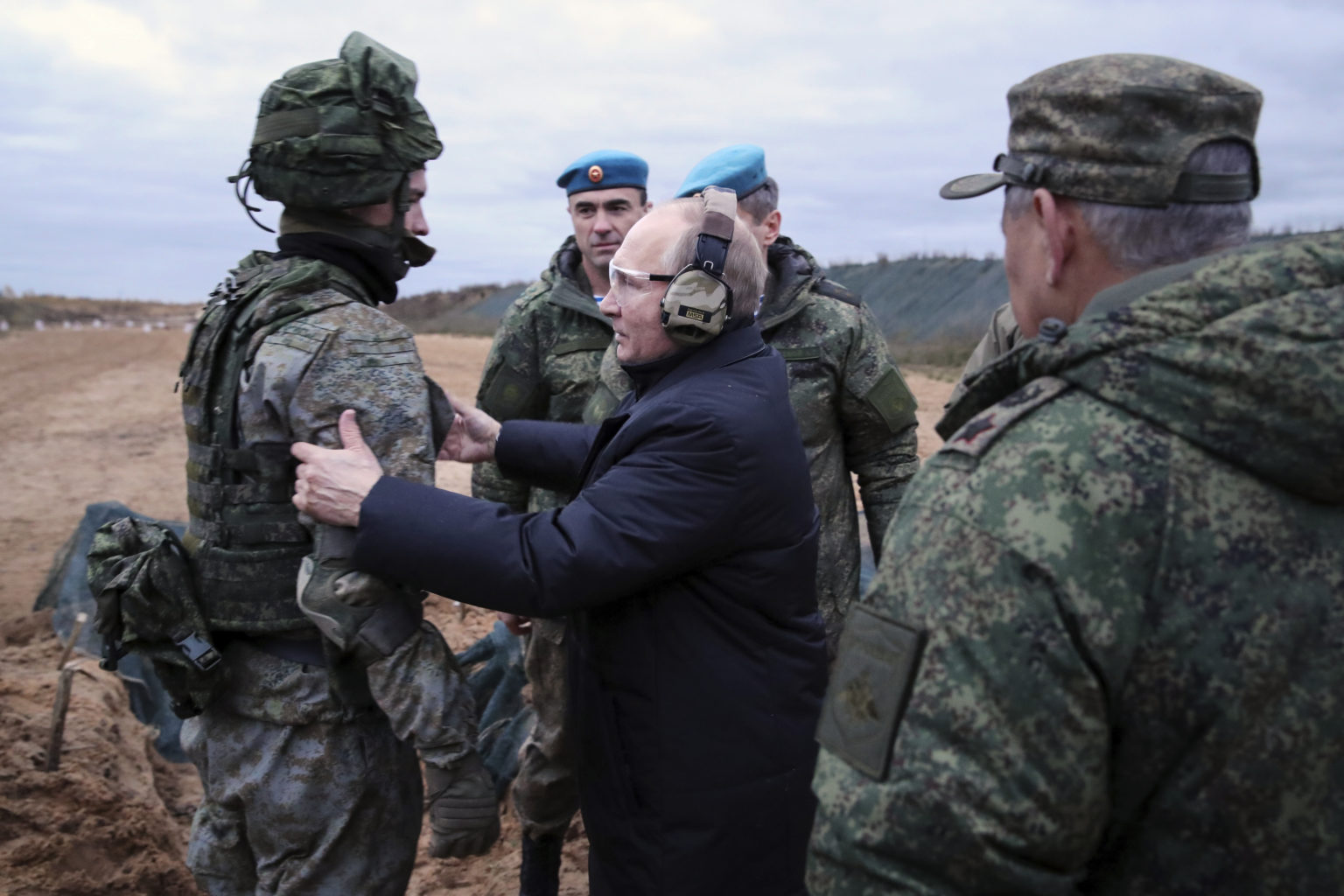 Vladimir Putin pred časom navštívil stredisko, kde cvičia zmobilizovaných vojakov pred vyslaním na Ukrajinu. Foto: TASR/AP