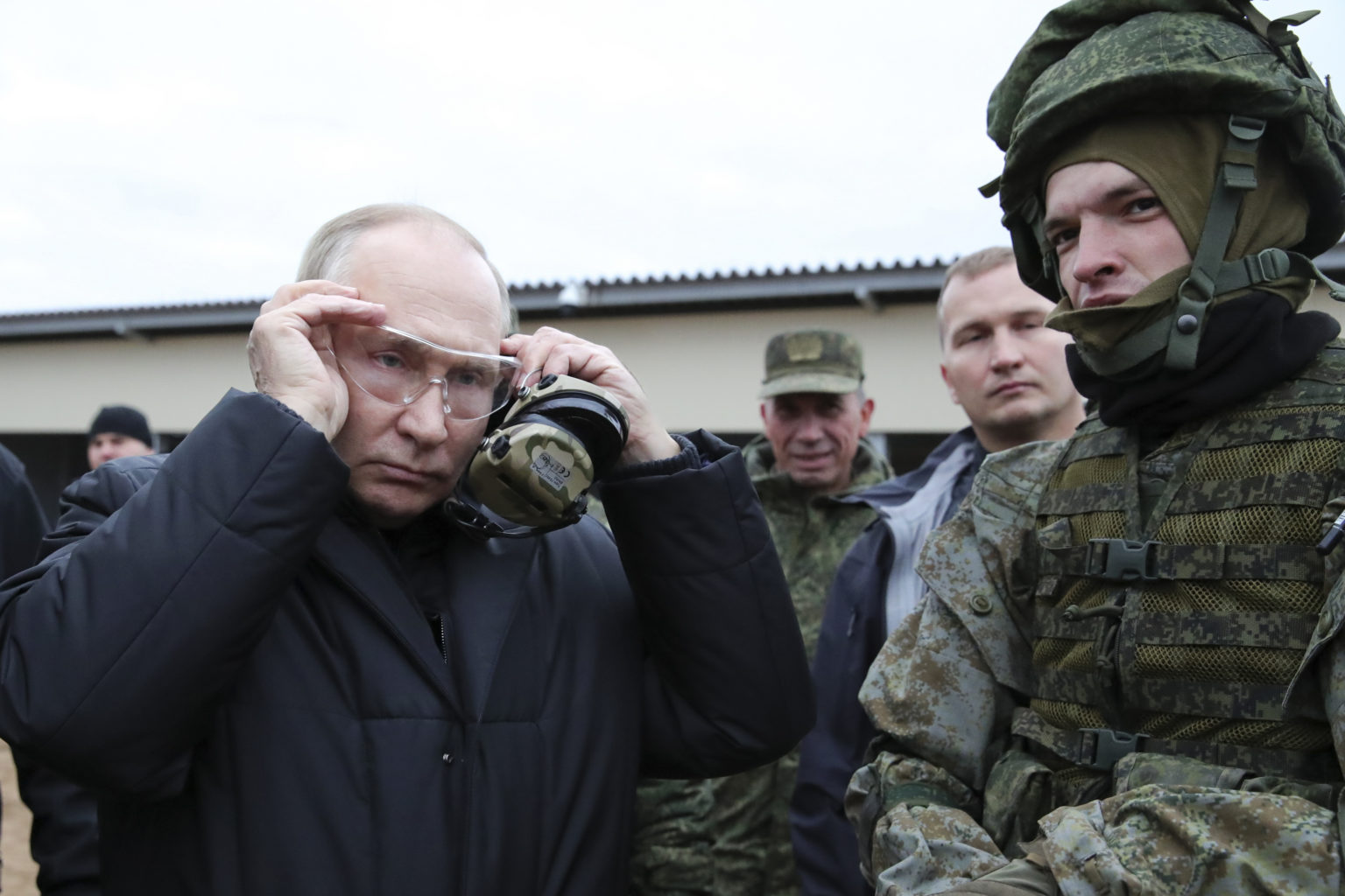 Vladimir Putin navštívil stredisko, kde cvičia zmobilizovaných vojakov pred vyslaním na Ukrajinu. Foto: TASR/AP