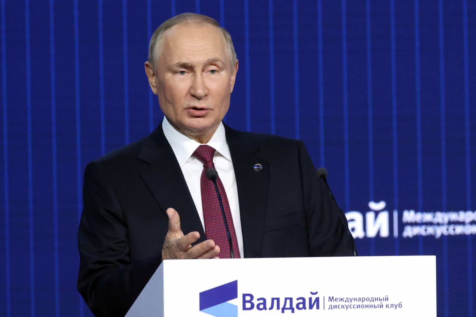 Ruský prezident Vladimir Putin vystupuje s prejavom na fóre Valdajského diskusného klubu na predmestí Moskvy vo štvrtok 27. októbra 2022. Foto: TASR/AP