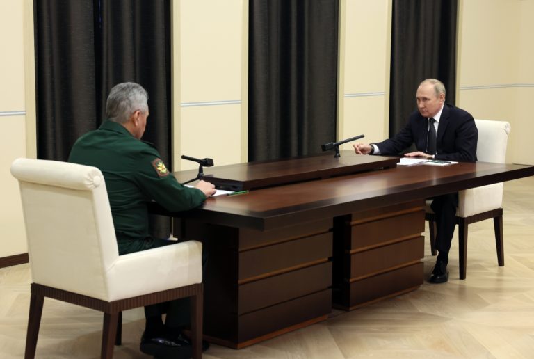 Ruský prezident Vladimir Putin (vpravo) a ruský minister obany Sergej Šojgu. Foto: TASR/AP
