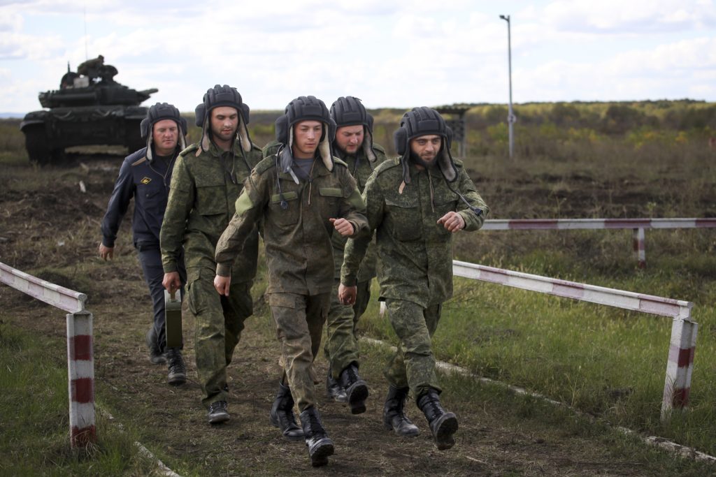 Mobilizovaní ruskí vojaci pochodujú počas výcviku. Ilustračná snímka. Foto: TASR/AP