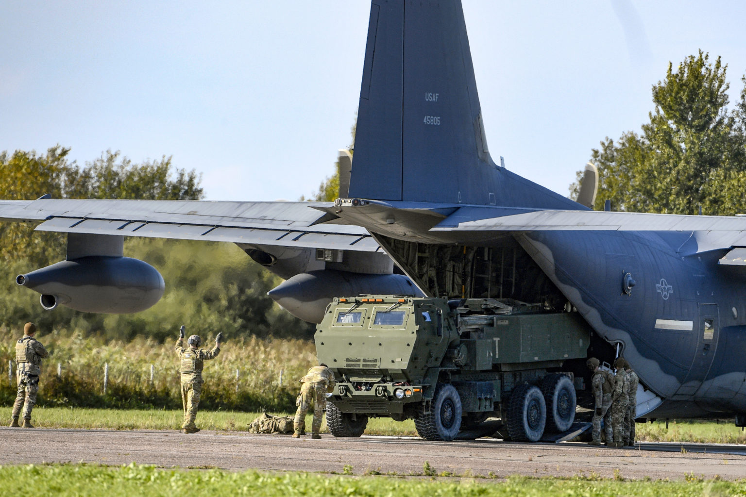 Na staršej snímke vojaci nakladajú systém HIMARS do lietadla. Foto: TASR/AP