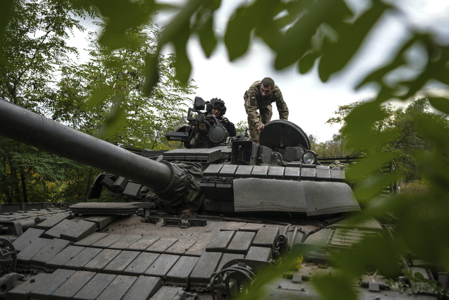 Ukrajinskí vojaci sedia na tanku T-80, ktorý ukoristili Rusom. Foto: TASR/AP