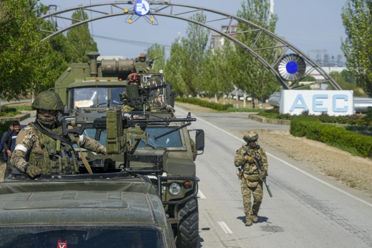Konvoj ruských vojakov smerujúcich do areálu Záporožskej jadrovej elektrárne. Foto: TASR/AP