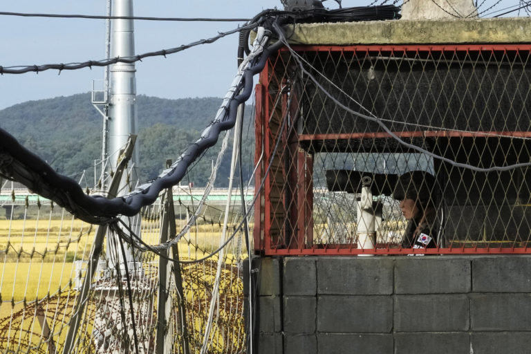 KĽDR rozmiestňuje míny a bariéry pri hraniciach s Juhom