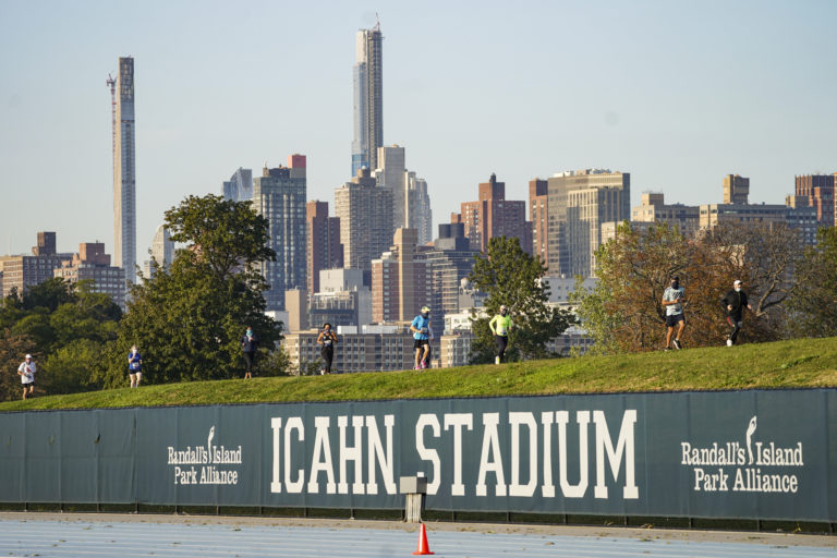 Starosta New Yorku vyhlásil stav núdze v reakcii na príliv migrantov. "Nikdy sme o toto nežiadali," ponosuje sa