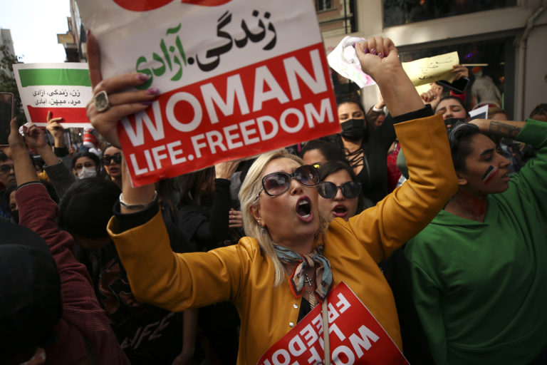 Scholz ostro kritizoval iránsku vládu za násilné zásahy voči demonštrantom