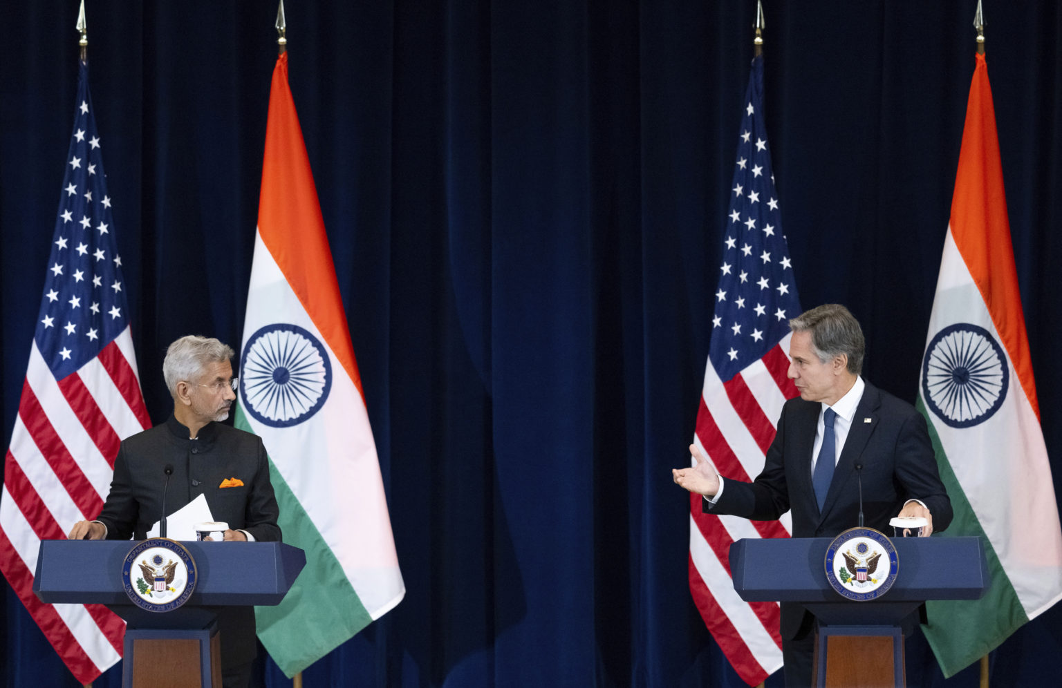 Indický minister zahraničných vecí Subrahmanyam Jaishankar s americkým náprotivkom Antonym Blinkenom. Foto: TASR/AP