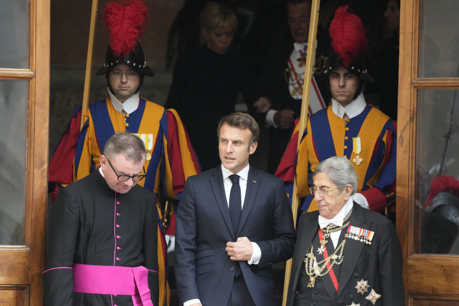 Francúzsky prezident Emmanuel Macron odchádza po audiencii u Františka vo Vatikáne 24. októbra 2022. Foto: TASR/AP