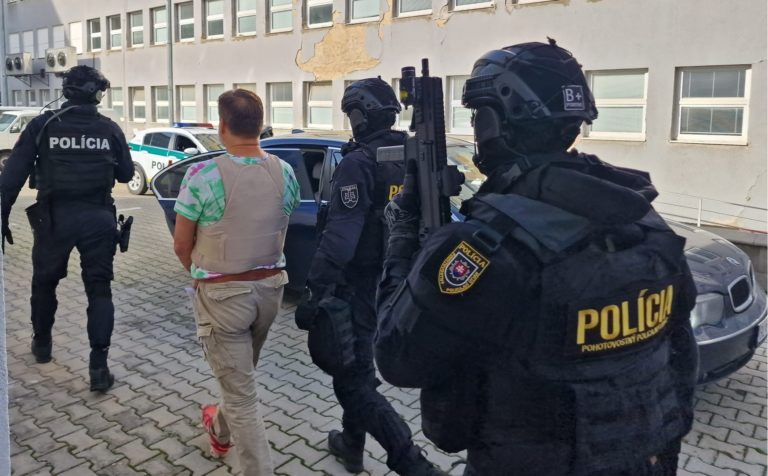 Polícia v zabezpečuje eskortu obvineného Dušana Dědečka, ktorý spôsobil na zastávke Zochova v Bratislave mimoriadne tragickú nehodu na súd 06. októbra 2022. Foto: Polícia SR
