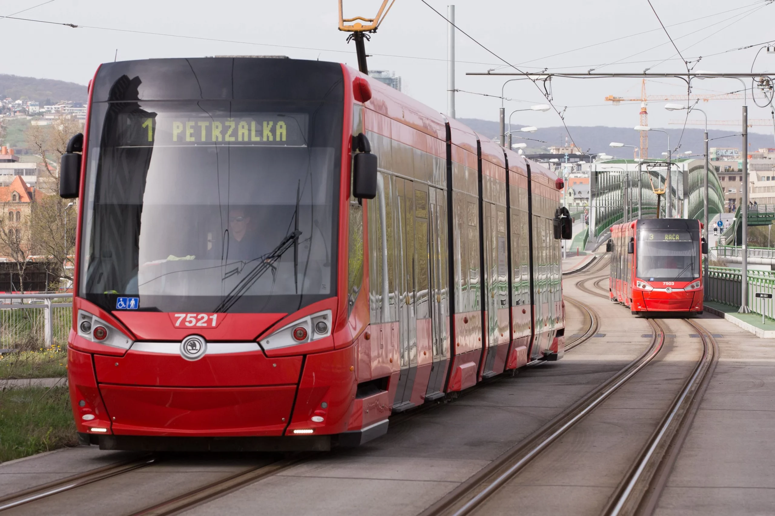 Mesto naďalej trvá na trasovaní električkovej trate popred nové SND