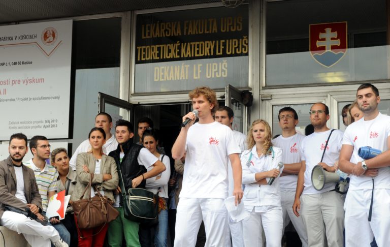 Zvýšenie počtu medikov môže viesť k výraznému zhoršeniu kvality výuky, upozorňuje Slovenská lekárska komora