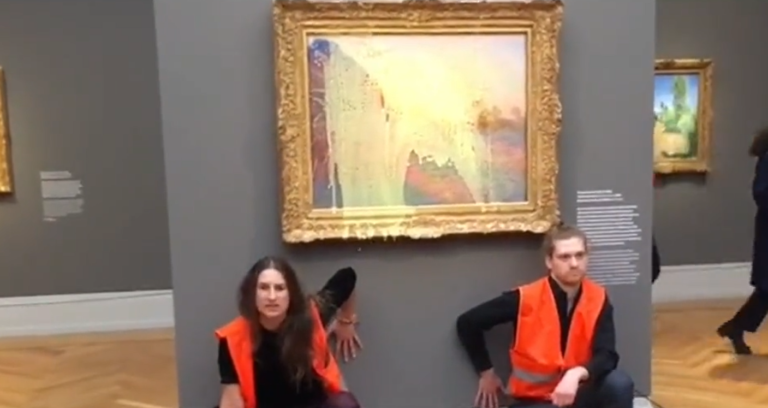 Aktivisti v Nemecku vyliali zemiakovú kašu na obraz Clauda Moneta