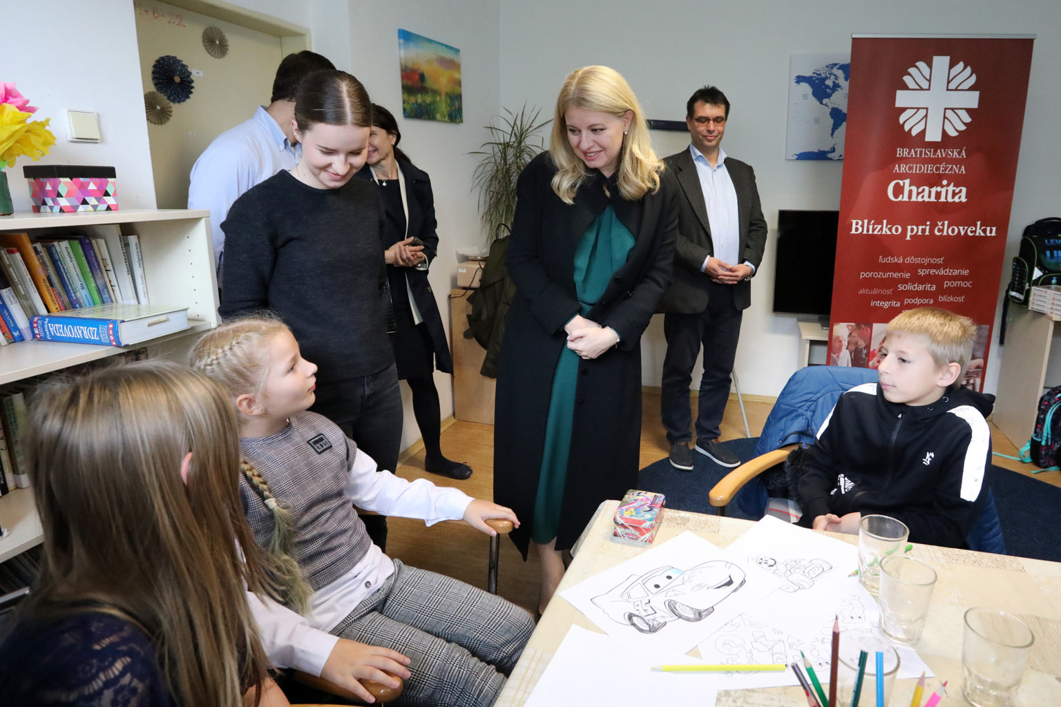 Prezidentka Zuzana Čaputová odovzdáva žiakom školské pomôcky. Foto: SKCH