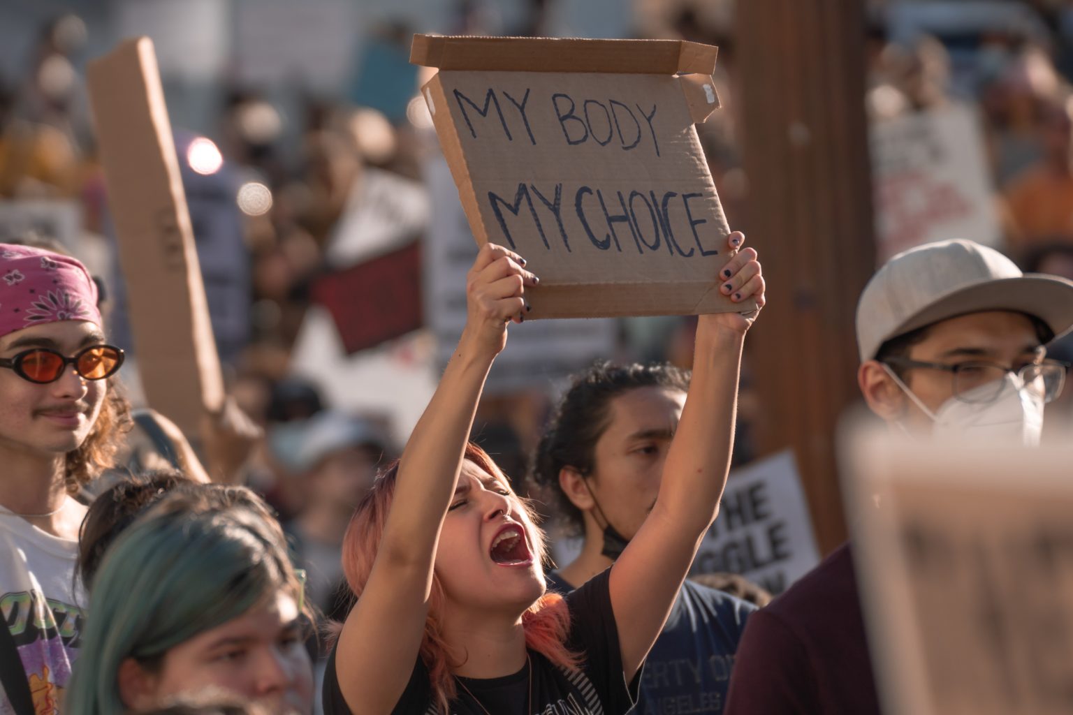 Žena drží transparent s nápisom "Moje telo, moja voľba" protestujúc proti zvráteniu rozhodnutia Roe vs. Wade zo strany Najvyššieho súdu USA. Foto: Pexels.com