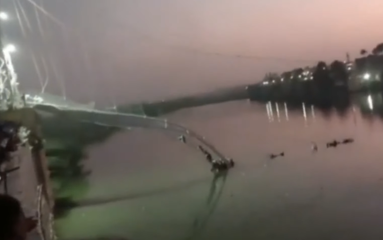 Bilancia obetí pádu visutého mosta v Indii prekročila 120