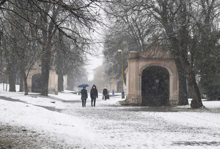 Ľudia kráčajú po chodníku počas sneženia v Košiciach. Foto: František Iván/TASR
