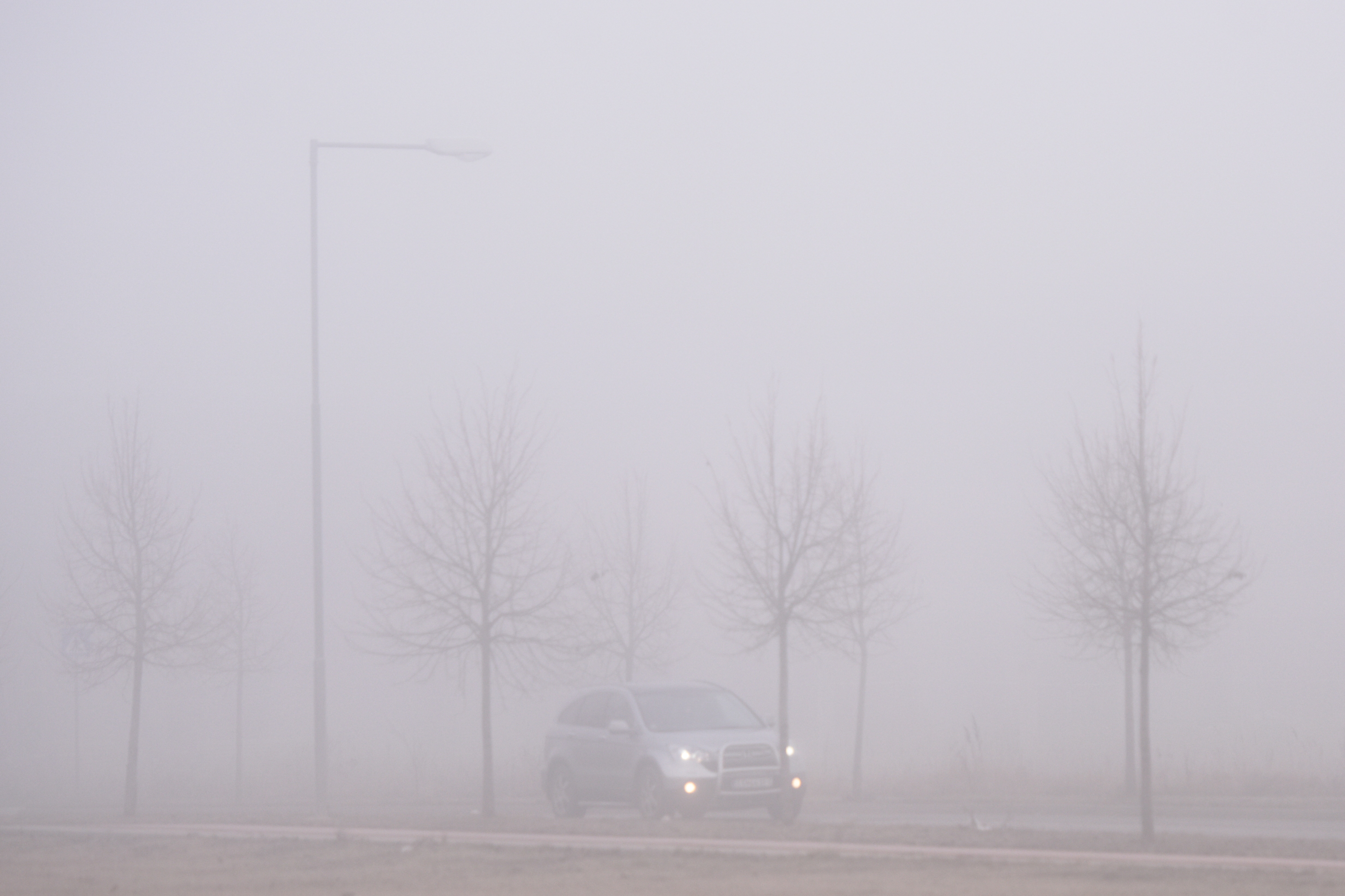 POZOR: Meteorológovia upozorňujú na hmlu, pre viaceré okresy vydali výstrahu
