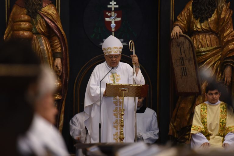 Na snímke arcibiskup trnavskej arcidiecézy Ján Orosch počas svätej omše svätenia olejov. Foto: Lukáš Grinaj/TASR