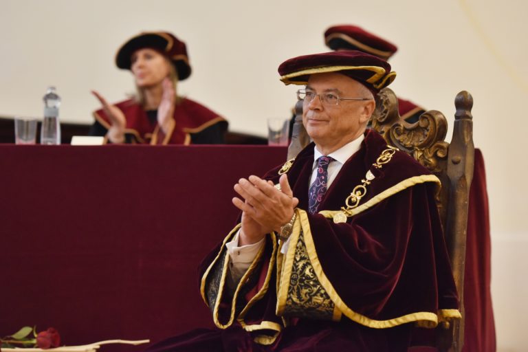 Akademické prostredie potrebuje slobodnú diskusiu a pluralitu názorov. Rektor Trnavskej univerzity podporil Mária Schwarza