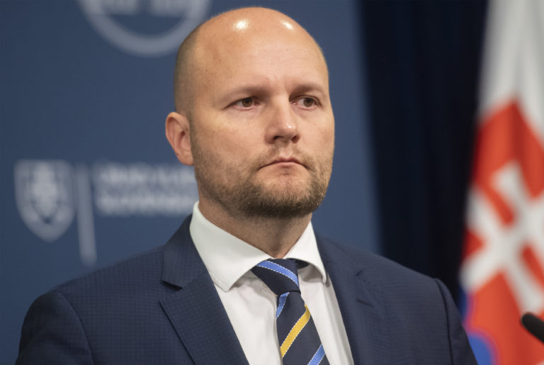 Naď: Vláda nemôže padnúť pre osobné spory, je to nezodpovedné