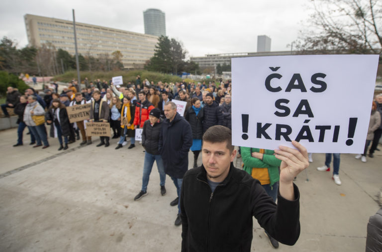 Lekári protestovali v Bratislave. Visolajský čaká na reakcie lekárov k Matovičovmu návrhu o platoch