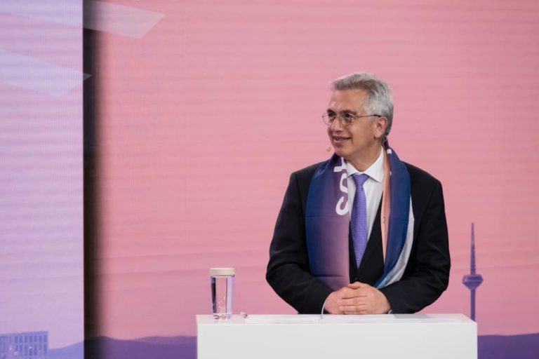 Obyvatelia Frankfurtu nad Mohanom v bezprecedentnom referende odvolali starostu