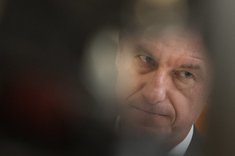 Hirman nesúhlasi so sankciami na vývoz ropných produktov vyrobených z ruskej ropy na Ukrajinu