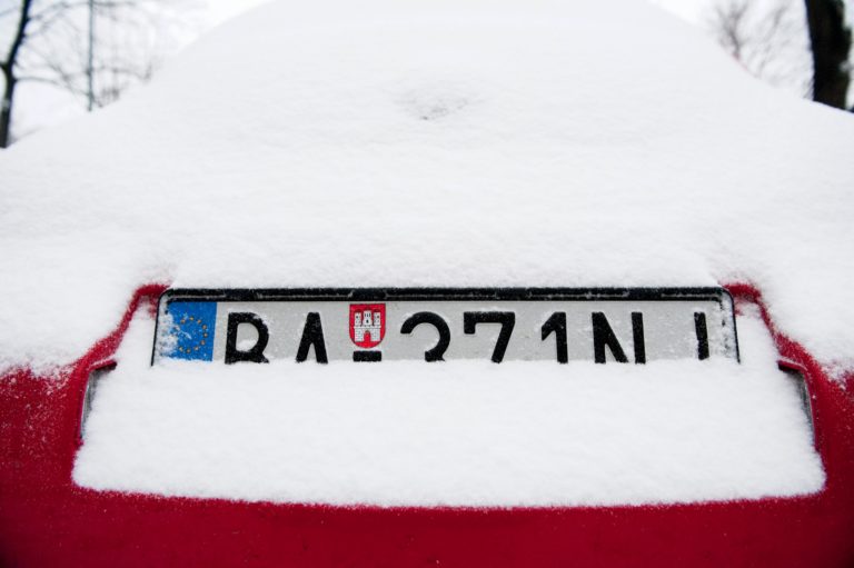 Tabuľky s evidenčným číslom by mali od januára vydávať v novej grafike