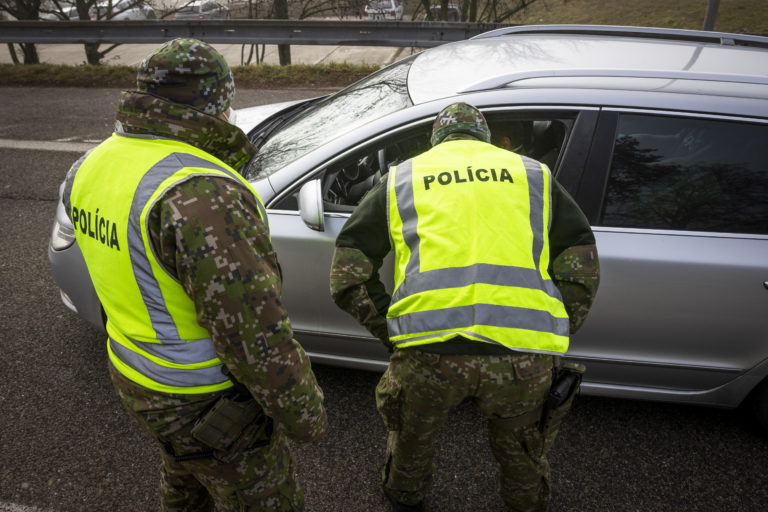 Polícia: V Čunove našli v aute zastreleného muža