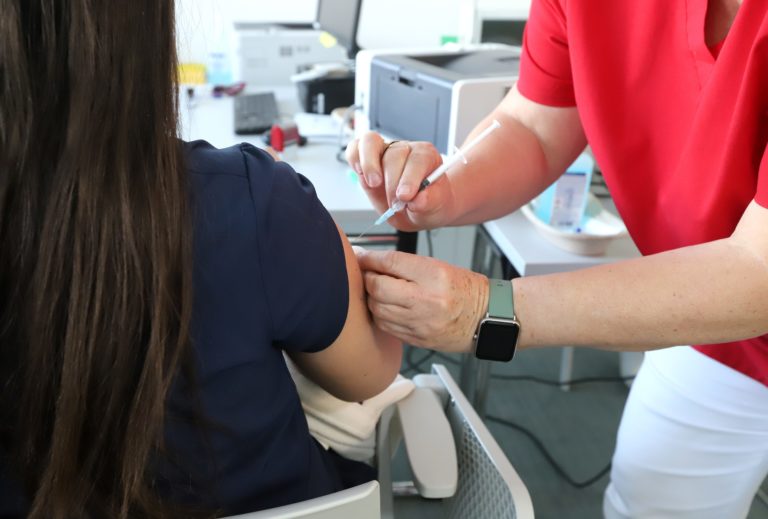 Vakcínou adaptovanou na omikron sa zaočkovalo takmer 34-tisíc osôb