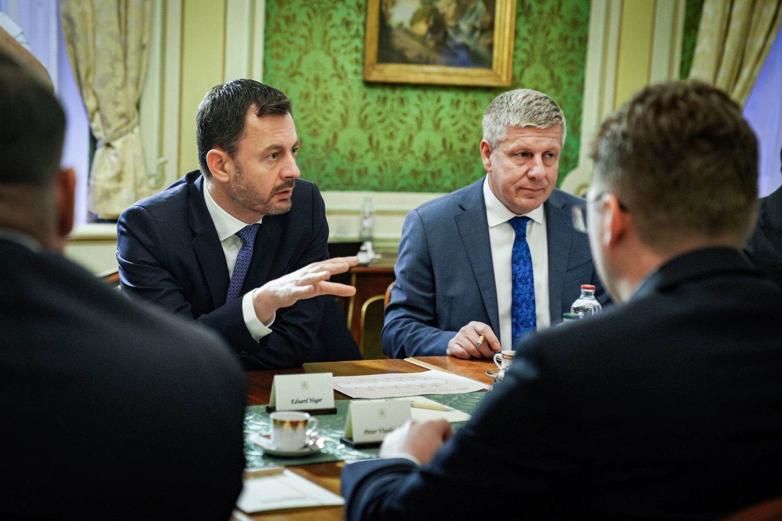 Na snímke v pozadí zľava premiér SR Eduard Heger (OĽaNO) a minister zdravotníctva Vladimír Lengvarský (nominant OĽaNO) počas stretnutia so zástupcami Lekárskeho odborového zväzu (LOZ). Foto: TASR