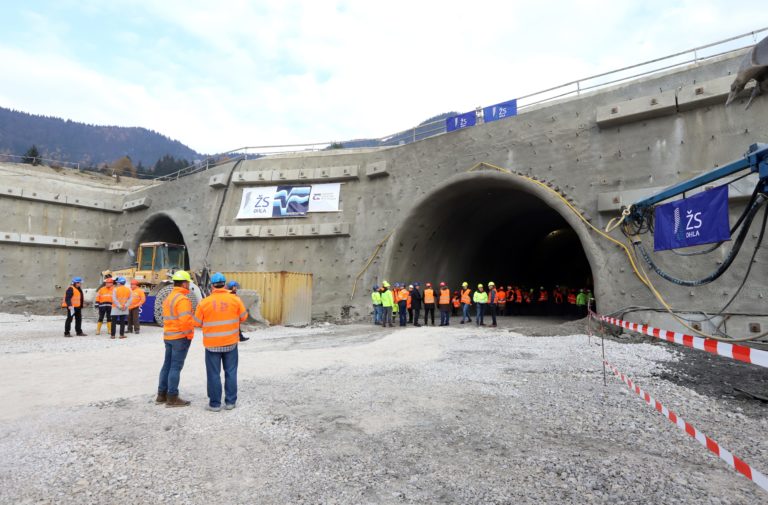 Pri Ružomberku prerazili diaľničný tunel Čebrať