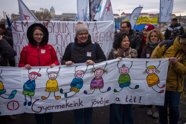 Demonštrujúci maďarskí učitelia odovzdali ministerstvu petíciu