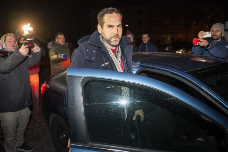 Na snímke bývalý starosta mestskej časti Bratislava – Nové mesto Rudolf Kusý odchádza zo Špecializovaného trestného súdu (ŠTS) po prepustení z väzby v Pezinku 19. novembra 2022. Foto: TASR/Jaroslav Novák