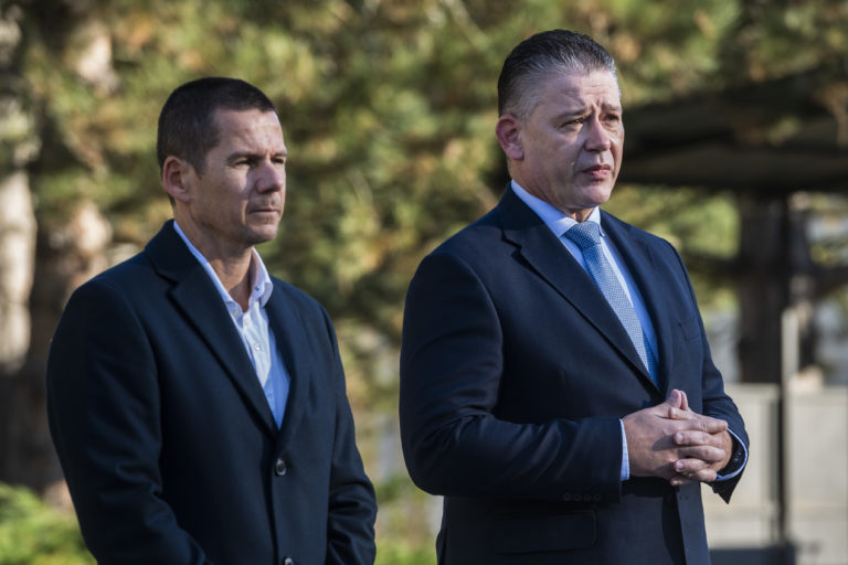 Na snímke zľava prezident Policajného zboru Štefan Hamran a minister vnútra SR Roman Mikulec. Foto: Jaroslav Novák/TASR
