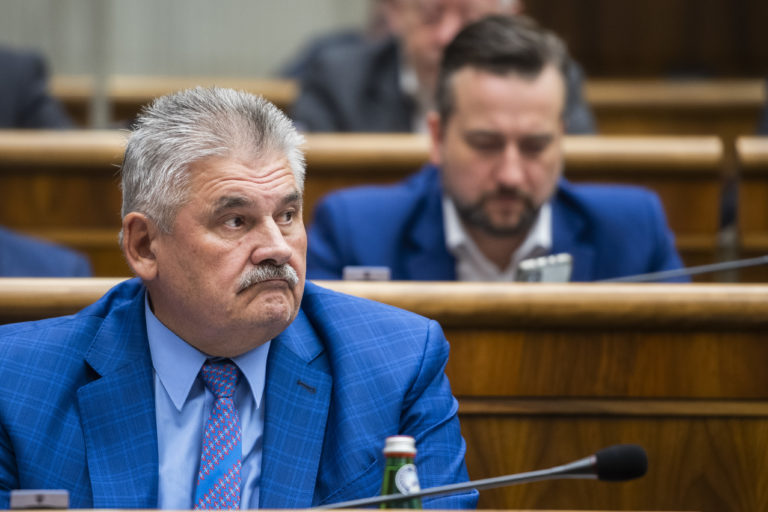 Smer podporí vládne návrhy, pri cestnej premávke žiada úpravy