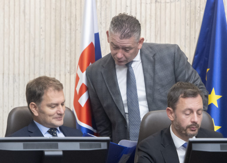 Na snímke zľava podpredseda vlády a minister financií SR Igor Matovič, minister vnútra Roman Mikulec a premiér SR Eduard Heger (všetci OĽaNO). Foto: TASR/Martin Baumann
