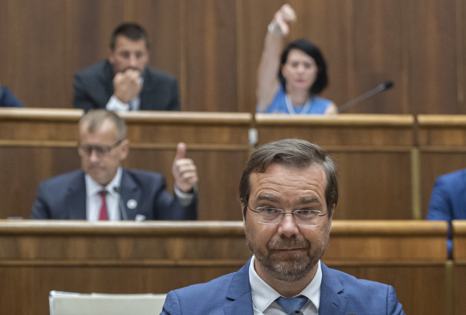 Na snímke v popredí poslanec parlamentu SR Marek Krajčí (OĽaNO), v pozadí zľava predseda NR SR Boris Kollár (Sme rodina) a poslanci Marián Viskupič a Jana Bittó - Cigániková (obaja SaS) počas 66. schôdze NR SR 23. júna 2022 v Bratislave. Foto: TASR/Martin Baumann