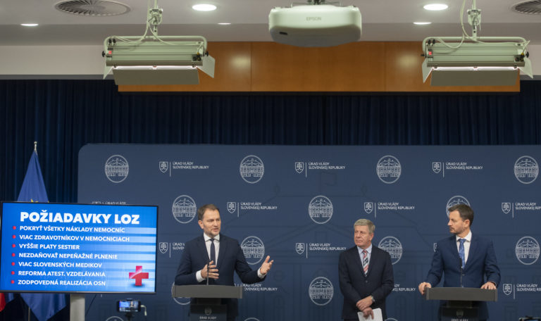 Vláda ponúka lekárom aj zdravotníkom stabilizačný príspevok. Lengvarský nevylúčil núdzový stav